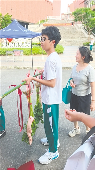 考生为老师们送上的谢师礼中，有一条长长的猪肉。