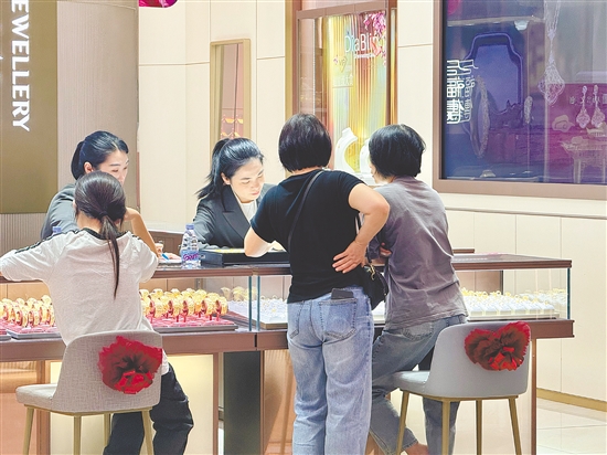金价下跌后,金饰门店到店咨询、询价及试戴金银饰品的市民明显增多。 金价下跌后,金饰门店到店咨询、询价及试戴金银饰品的市民明显增多。