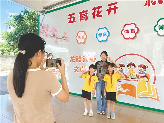 “与喜欢的老师合影”等精神奖励类奖品深受学生欢迎。
