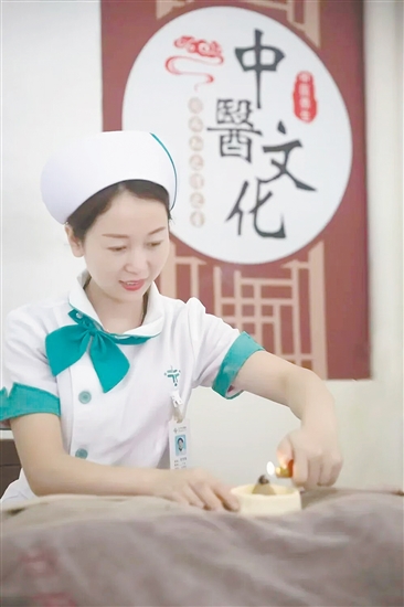 医护人员正在实施中医外治法。