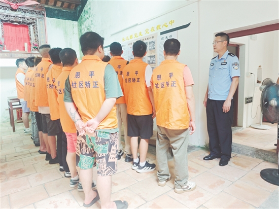 社矫对象跟随讲解员，在红色故事的浸润中感悟信仰的力量。