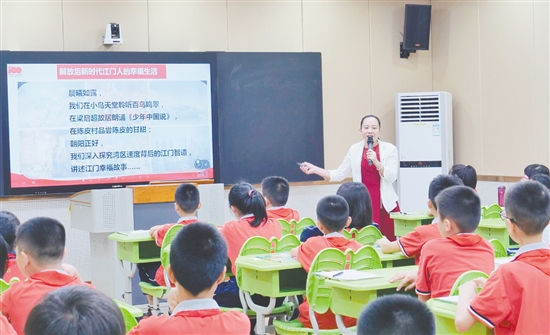 莫斯汝扎根一线办学育人，希望每个孩子都能被看见、被点亮。