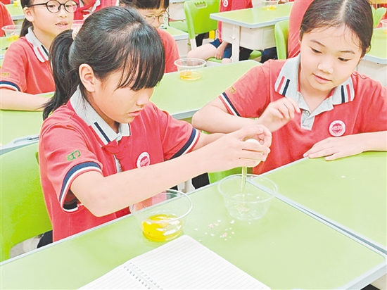 学生近距离观察蛋液结构。