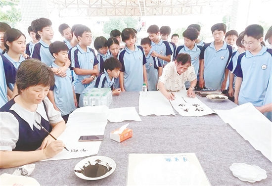 大沙镇组织中小学生代表开展红色研学与书法观摩主题实践活动。 大沙镇组织中小学生代表开展红色研学与书法观摩主题实践活动。
