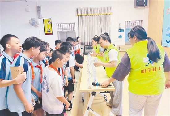 禁毒社工与学生进行科普互动。