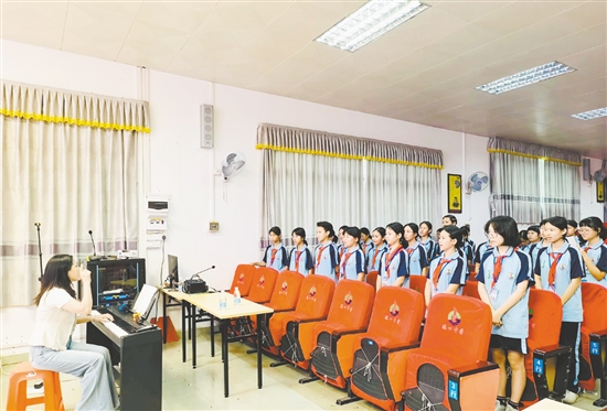 师生一同学习经典合唱曲目。