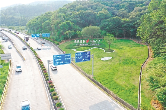 经过改造，南山高速出入口形成层次分明、色彩鲜活的立体生态景观，原有的土地斑秃、景观单一等问题得到解决。
