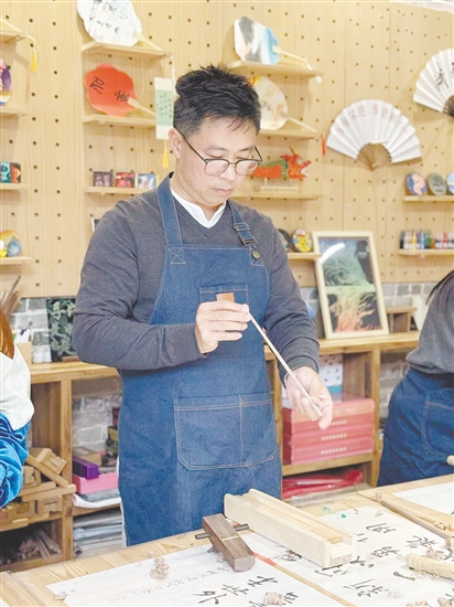 高文中自幼热爱木工,持续深耕传统匠人文化。 高文中自幼热爱木工,持续深耕传统匠人文化。