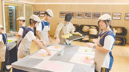 营员们动手制作侨乡特色冬翅月饼，近距离接触侨乡民俗与饮食文化。