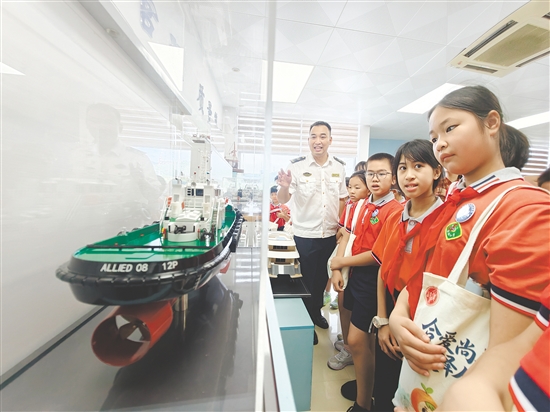参观学生近距离认识各类海事装备与科普展品。 参观学生近距离认识各类海事装备与科普展品。