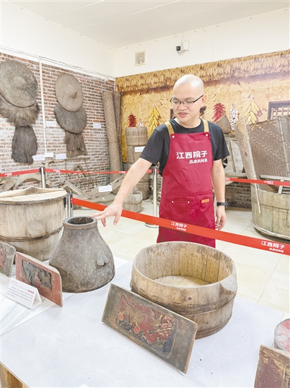 餐馆打造老物件展区，宣传地方文化。