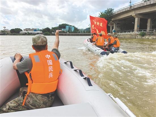 演练现场,参训人员操控橡皮艇破浪前行。 演练现场,参训人员操控橡皮艇破浪前行。