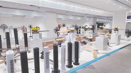 德信电器展厅展示上百款风扇，覆盖居家、户外全场景。