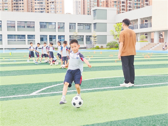 源林初心小学打造足球特色课程体系，普及校园足球，为学生学习足球创造良好的条件。