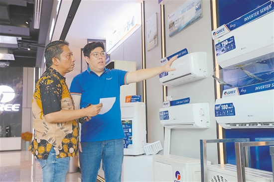 6月29日，在印度尼西亚雅加达，顾客选购格力空调。新华社发