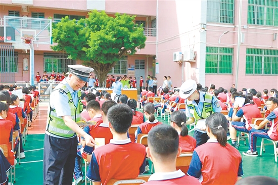 民警开展交通安全知识科普，重点讲解出行安全规范。