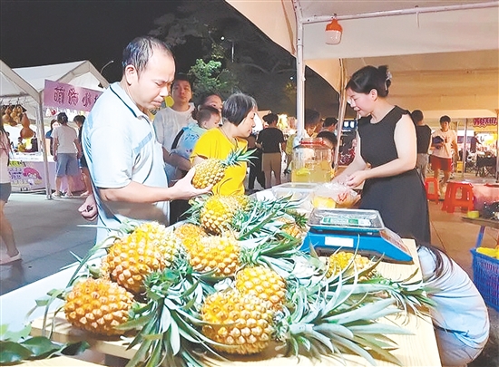 色泽金黄、芯细爽脆无渣的沙堆梅湾菠萝吸引市民游客选购。 色泽金黄、芯细爽脆无渣的沙堆梅湾菠萝吸引市民游客选购。