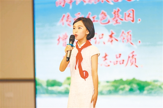 决赛现场，选手深情讲述红色故事。