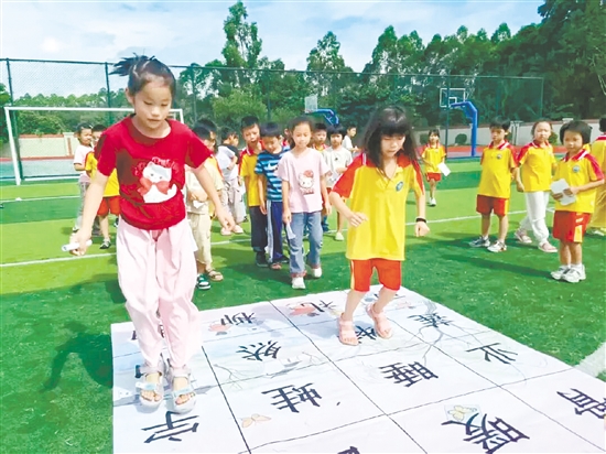 孩子们在奔跑、跳跃与思考中完成测试。