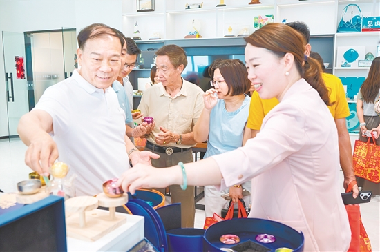 与会人员参观勿一文化产品展厅。 与会人员参观勿一文化产品展厅。