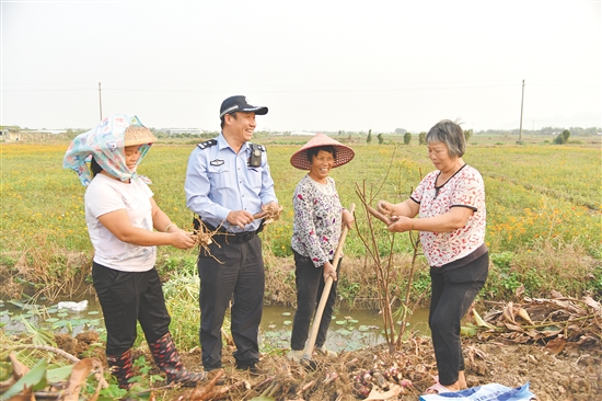睦洲派出所民警深入田间地头，倾听群众声音。