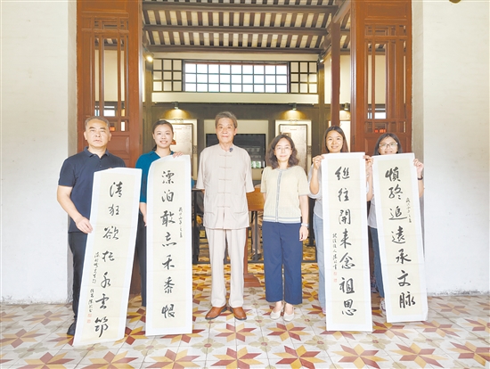 陈欣现场写下两副对联，分别赠予陈少白先生纪念馆、外海街道办事处。