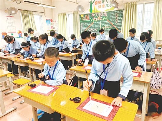 双水镇职工子女暑假托管班上，小朋友们练习书法。
