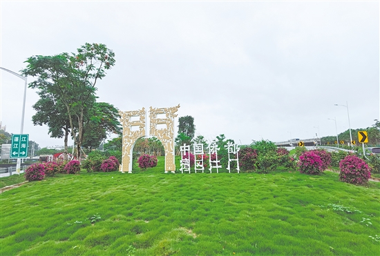 途经江鹤高速龙湾出入口，市民游客能看到由乔灌花草和侨乡特色Logo组成的绿美景观。