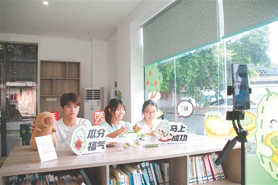 高校青年学子走进上巷村富民工坊直播带货,为农户拓宽增收渠道。 高校青年学子走进上巷村富民工坊直播带货,为农户拓宽增收渠道。