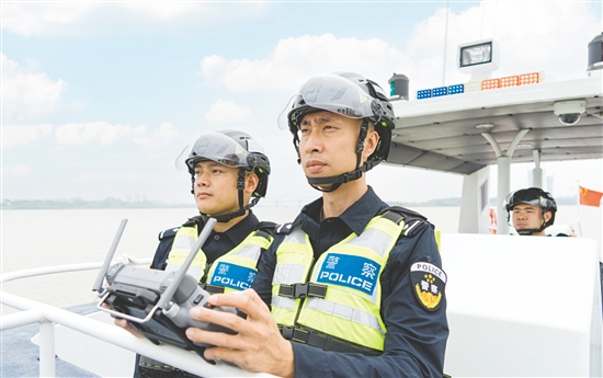 李建昀（前右）在执行任务。