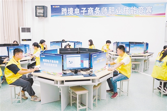 跨境电子商务师项目现场,选手们精心撰写营销脚本、模拟直播推介恩平特产。 跨境电子商务师项目现场,选手们精心撰写营销脚本、模拟直播推介恩平特产。