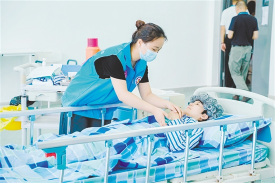 养老护理员项目中,选手规范完成翻身照料、应急救护等一系列操作。 养老护理员项目中,选手规范完成翻身照料、应急救护等一系列操作。