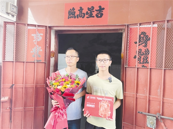 梁志浩（右）与父亲展示录取通知书邮件。