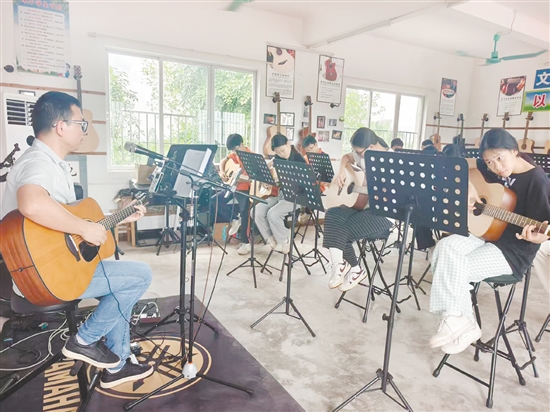 东成中学乡村学校少年宫民谣吉他班。