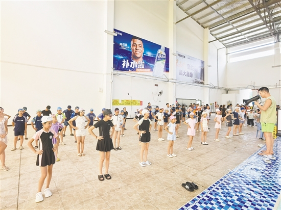 学员们在教练指导下热身。