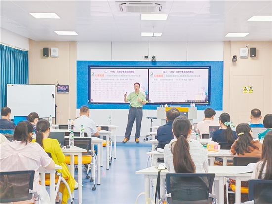 江门职院经济管理学院党总支书记霍震现场授课。
