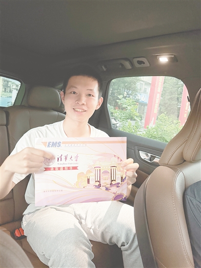 伍丁睿展示他的录取通知书。