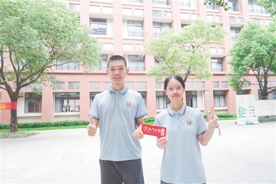 伍丁睿（左）和同学赵紫滢都被清华大学录取。