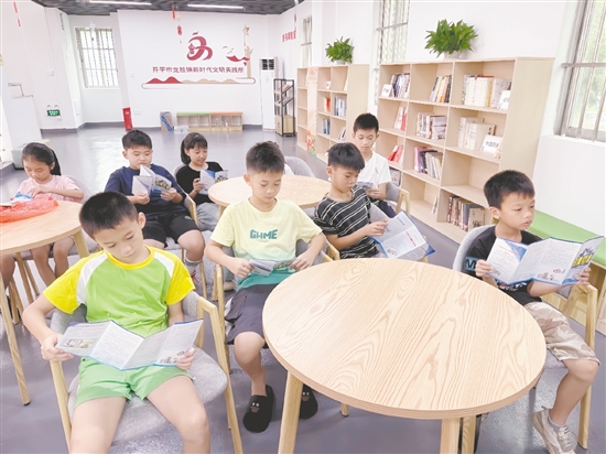 孩子们阅读宣传册，了解绿色阅读理念。