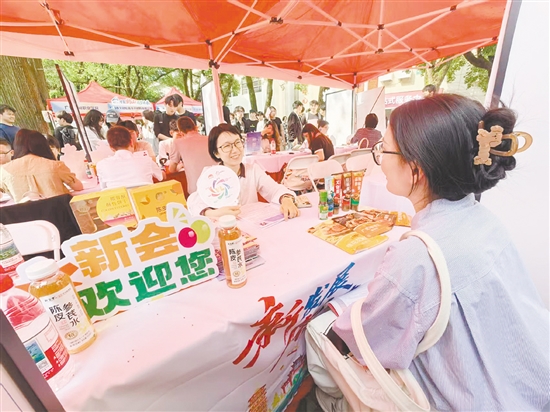 新会区将“葵乡印象”搬进招聘现场。