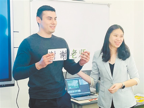 伍瑶娟让一群原本连自己中文名字都说不清的华裔孩子学会拼音、书写汉字。