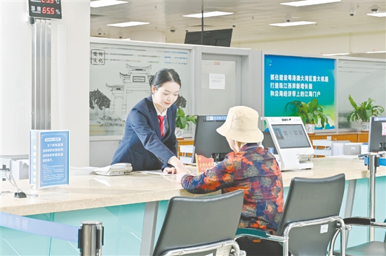 江门市人民政府行政服务中心为群众提供优质服务，奋力书写江门政务服务的崭新篇章。