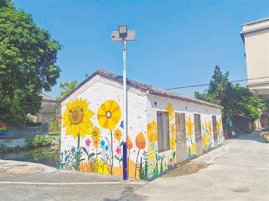 古劳镇双桥村发动返乡大学生设计独具双桥特色的墙绘。