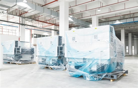 广东南王环保科技项目建设现场，部分楼栋已率先开展设备进场安装与车间装修。