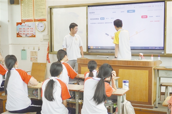 学生上台动手操作，验证光的反射定律。