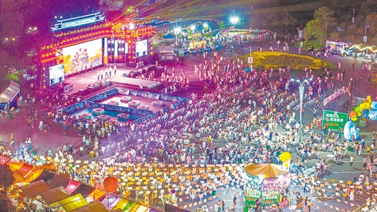 图为8月1日，市民游客在滁州琅琊山国家森林公园东门逛夜市。