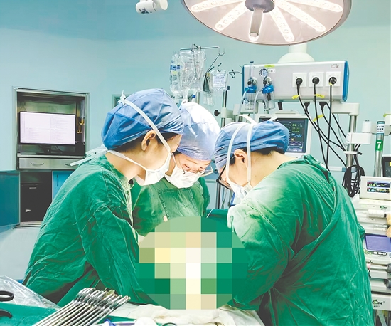 医生为患者进行手术。