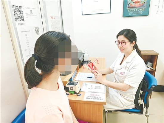 医生问诊。 医生问诊。