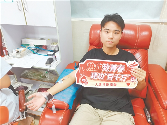 恩平青年积极参与无偿献血活动。