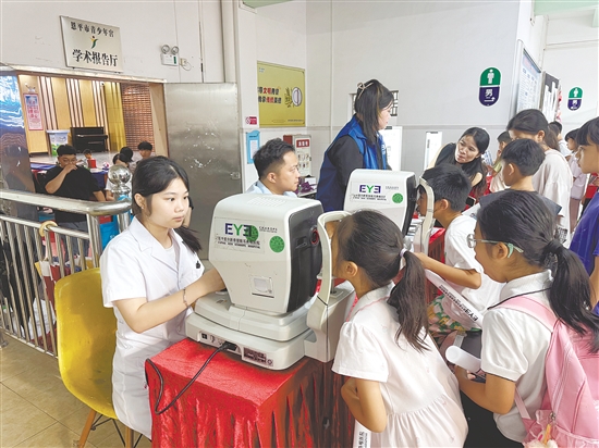 医护志愿者为孩子们提供免费视力筛查与基础眼部检查。 医护志愿者为孩子们提供免费视力筛查与基础眼部检查。